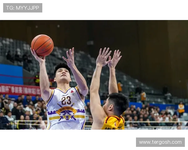 陈国豪半场8分钟高效输出3中2罚球全中贡献8分4板表现抢眼